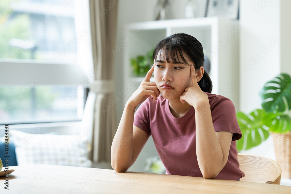 悩む若い女性