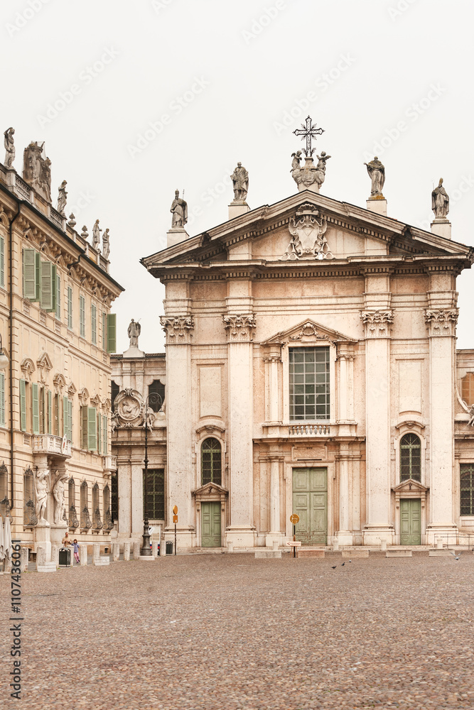 Obraz premium Medieval baroque facade of Cathedral of Saint Peter Apostle on Piazza Sordello in Mantua, the region of Lombardy, Italy