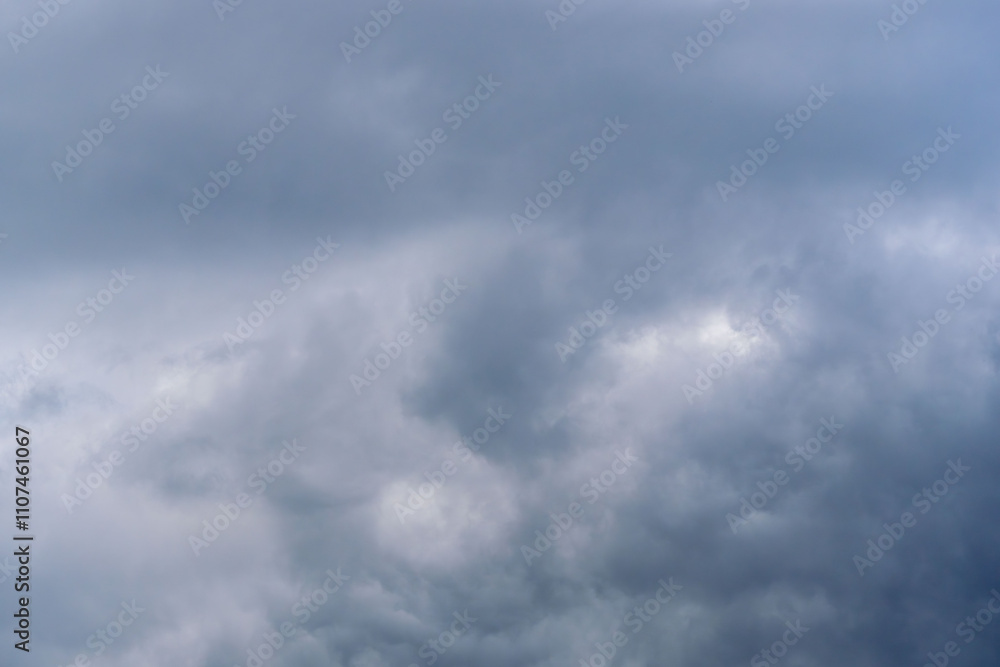 Obraz premium 秋雨の午後の曇り空13