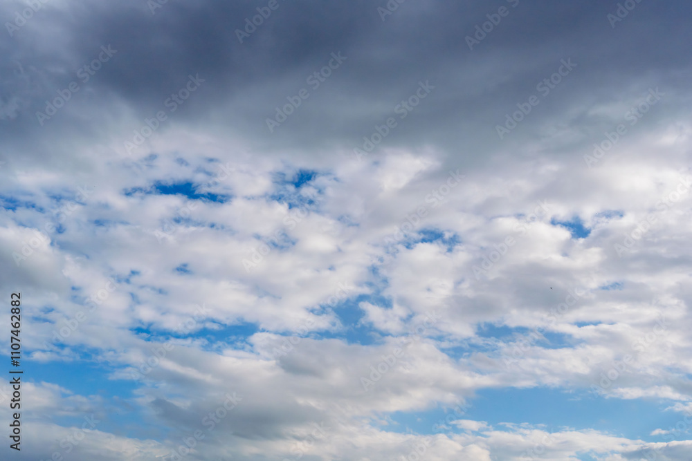 Obraz premium 秋雨の午後の曇り空と青空04