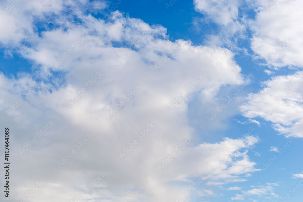 Obraz premium 秋雨の午後の曇り空と青空19