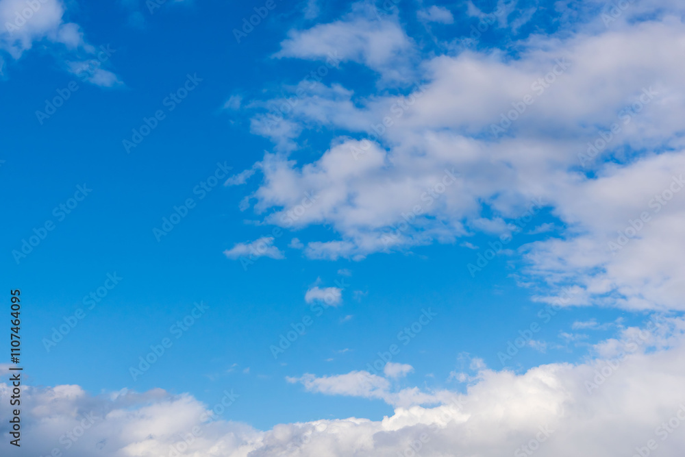 Obraz premium 秋雨の午後の曇り空と青空20