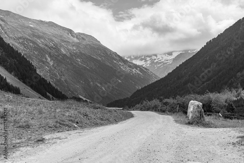 In den österreichischen Alpen photo