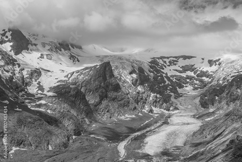 Wandern in den Hohen tauern photo