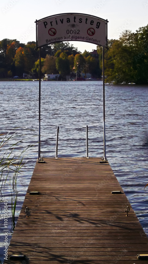 Steg am See mit Schild und Aufschrift - Privatsteg - Betreten auf eingene Gefahr