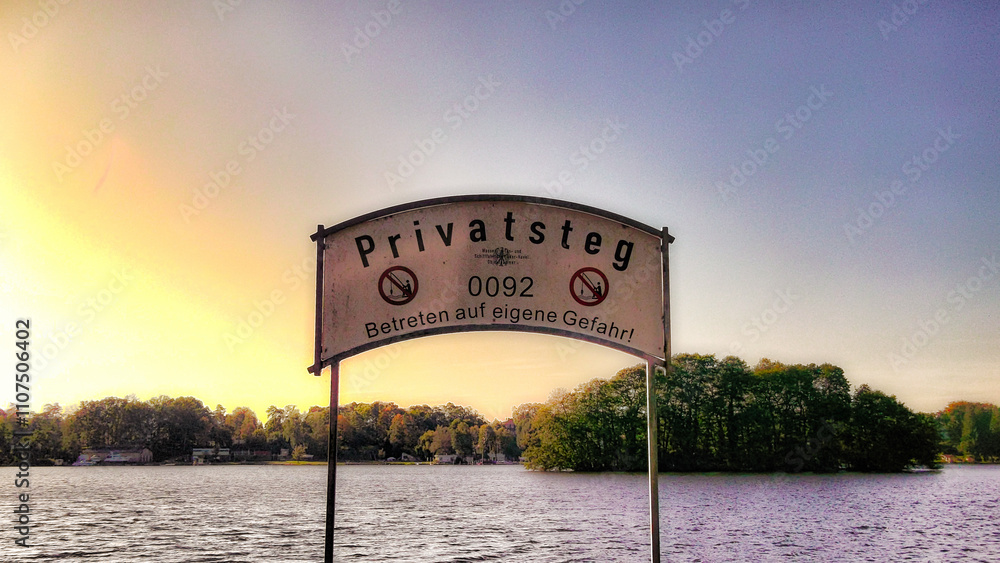 Steg am See mit Schild und Aufschrift - Privatsteg - Betreten auf eingene Gefahr
