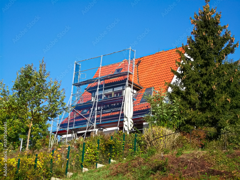 Grüstbau an der Fassade vom Haus