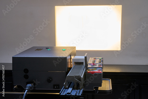 Obraz na płótnie Dual slide projector in use with picture on wall w salonie