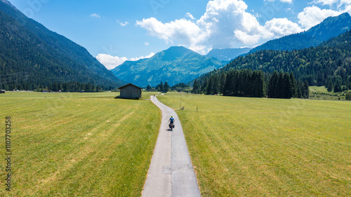 Unterwegs zum Horizont: Radfahrer auf historischer Route in den Alpen

