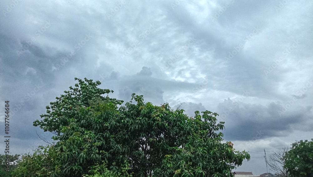 Fototapeta premium Overcast clouds that dot the afternoon sky in tropical climates.