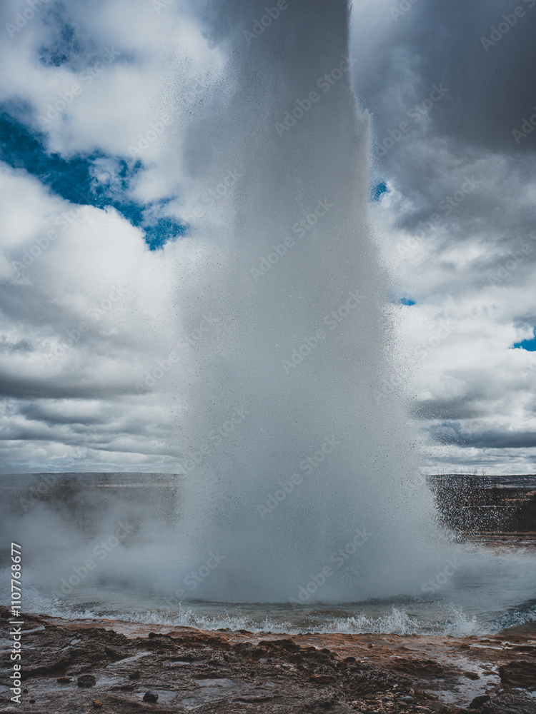 Fototapeta premium Le geyser Geysir, icône de la nature islandaise