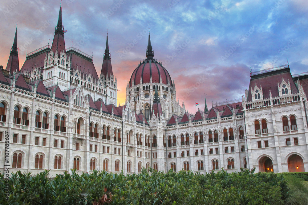 Obraz premium Parliament in Budapest at sunset