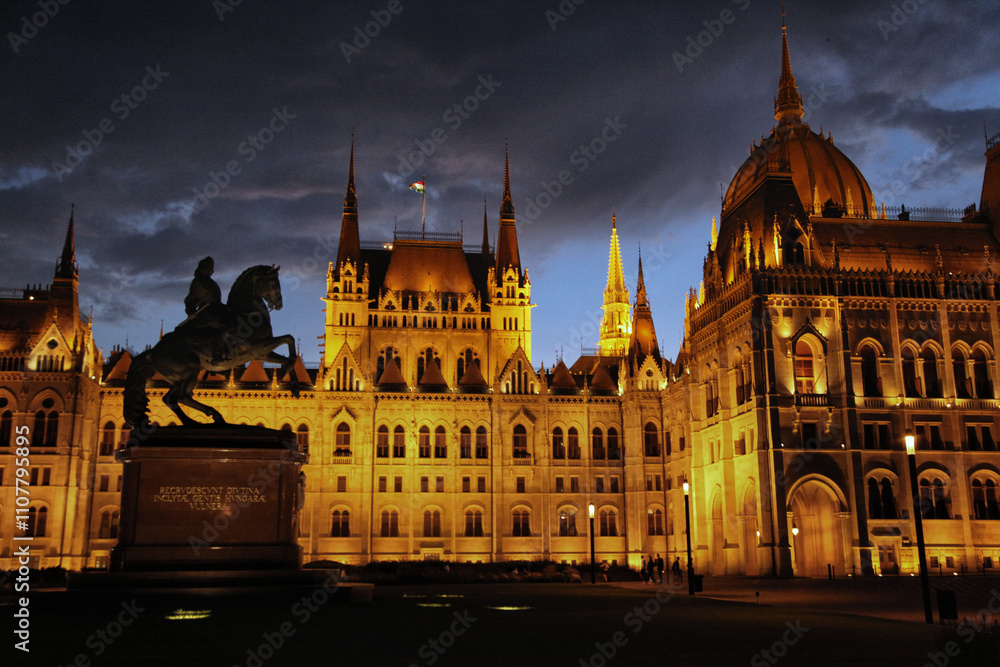 Fototapeta premium Parliament in Budapest at sunset