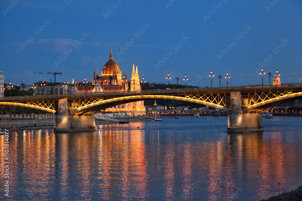 Fototapeta premium Margaret Bridge and Parliament on the Danube River