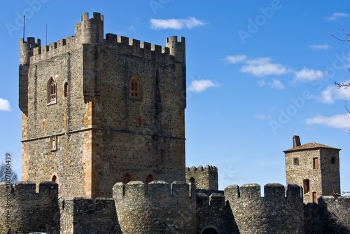 Castelo estilo medieval. Castelo de Bragança, Portugal.