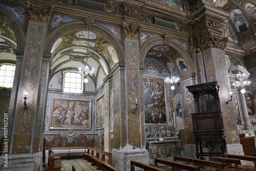 Obraz na płótnie Salerno - Cappelle di sinistra nella Chiesa di San Giorgio w salonie