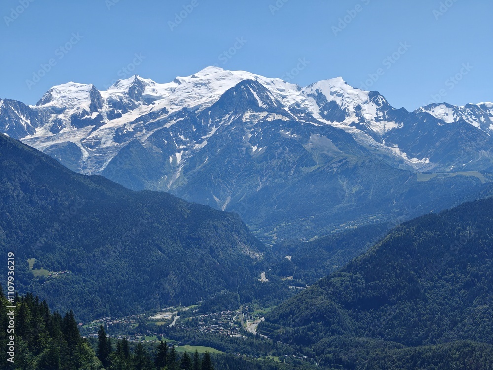Fototapeta premium Landscape view of snow covered Mont Blanc mountain in the Alpes
