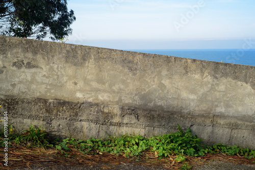 Murete de cemento junto al horizonte marino