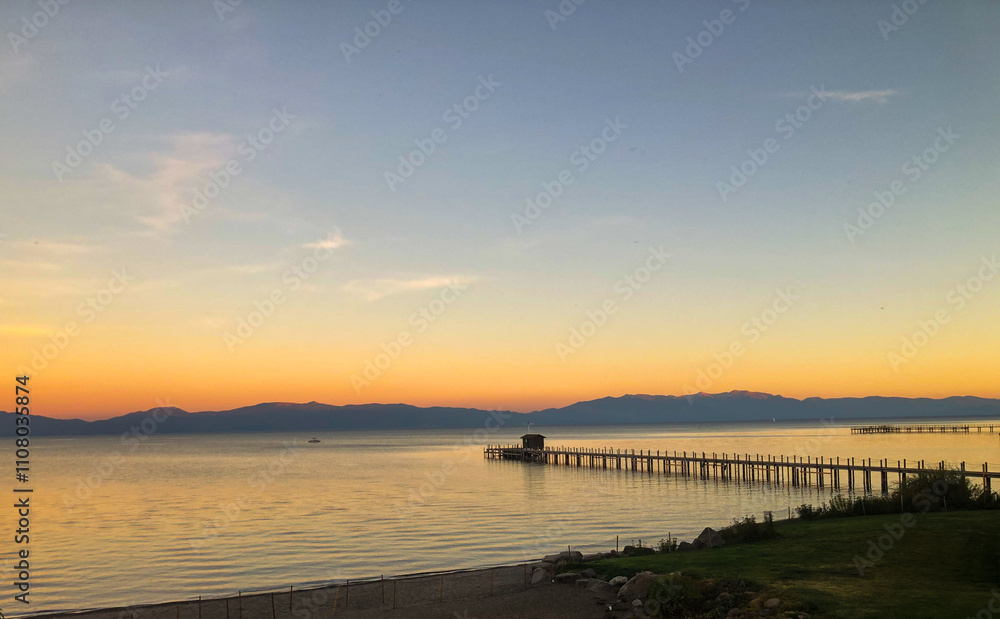 Obraz premium sunset on the beach, with a dock