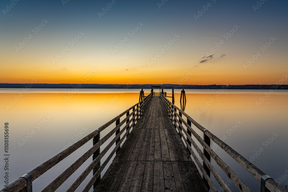 Obraz premium Dampfersteg in Breitbrunn am Ammersee bei Sonnenuntergang