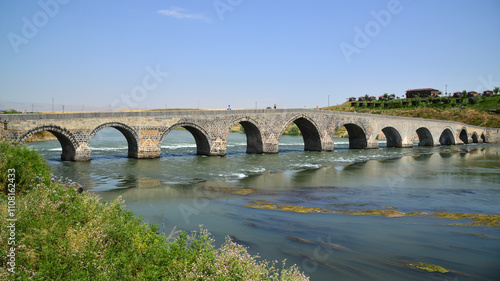 Foto The Historical Murat Bridge, located in Mus, Turkey, was built during the Seljuk period in the 13th century