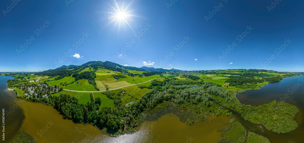 Fototapeta premium Sommer am Grüntensee am bayerischen Alpenrand im Allgäu 
