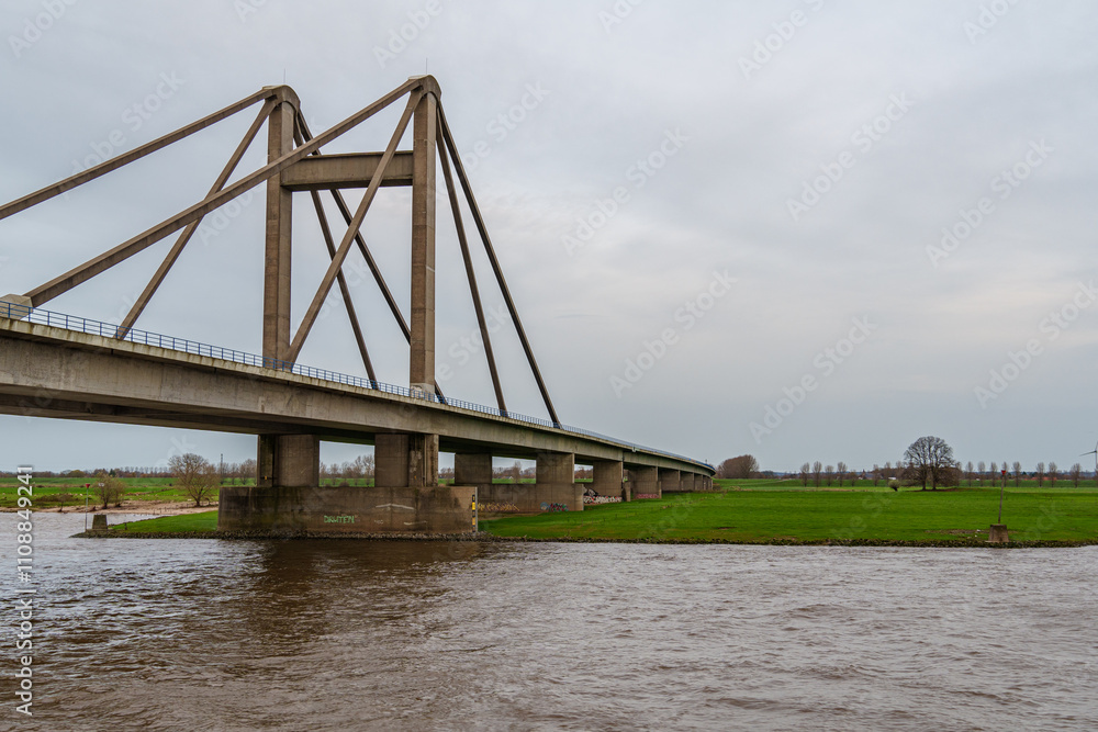 Obraz premium Auf der Waal bei Nijmegen