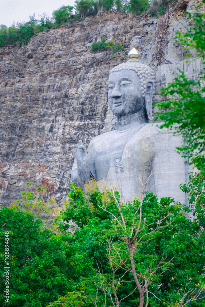 Obraz premium Bhutsaya Khiri Sri Suvarnabhumi is the name of a giant stone Buddha image in Suphanburi province that belongs to the nearby Buddhist temple Wat Khao Tham Thiam