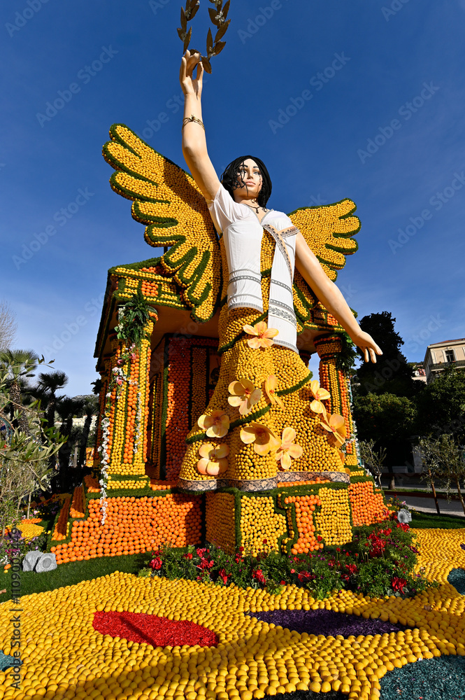 sculpture d'une femme en agrume pendant la Fête du Citron - Menton