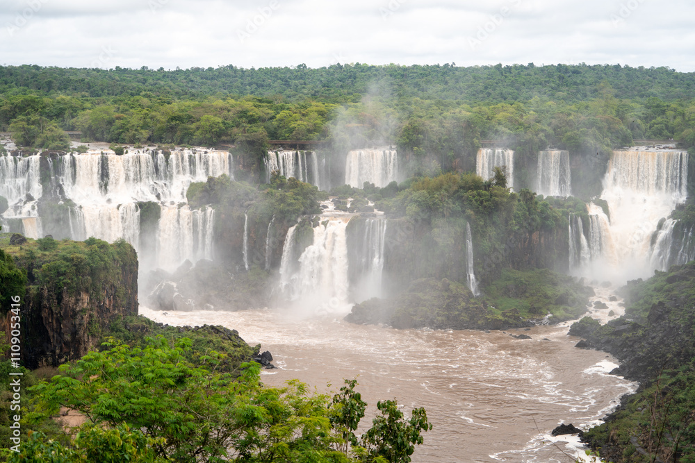 Hermosas vistas de las Cataratas del Iguazú en un día soleado. Brasil Hermosas vistas de las Cataratas del Iguazú en un día soleado. Brasil