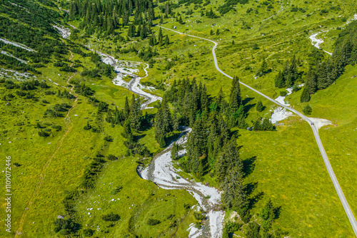 Herrliche hochalpine Landschaft in Arlberg-Region nahe der Quelle des Lech in Westösterreich photo