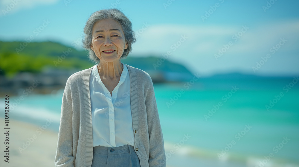 Fototapeta premium 海岸を散歩するシニア女性
