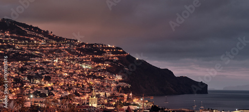 La città di Funchal al tramonto. photo