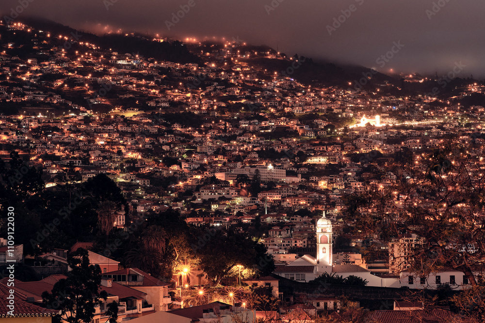 Fototapeta premium Luci accese nella città di Funchal.