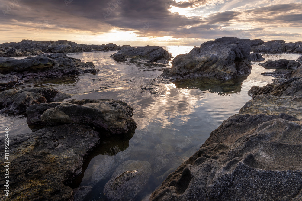 Obraz premium 夕暮れ時の城ヶ島の地磯