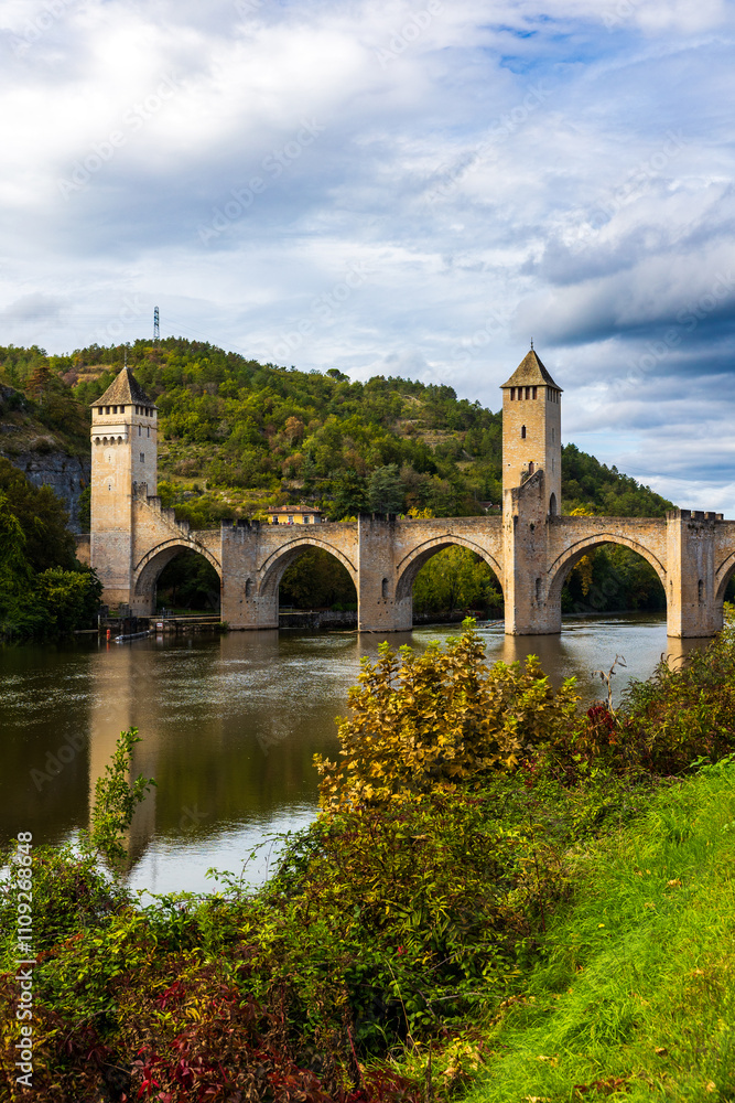 Valentré Bridge crossing the Lot River in Cahors Valentré Bridge crossing the Lot River in Cahors