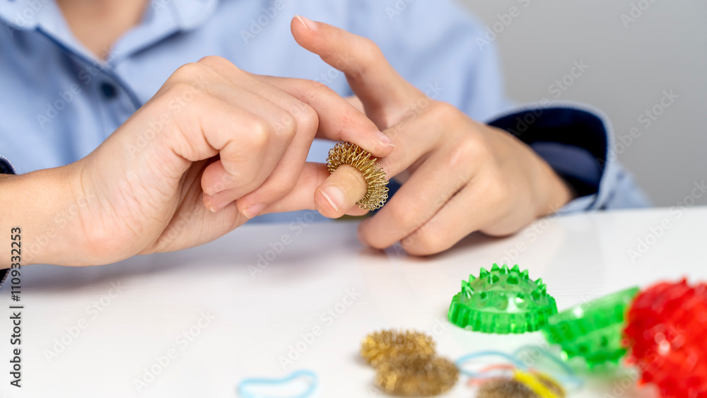 Obraz premium The child is engaged in su jok at the table