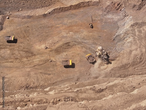 Foto Electric Mining Shovel in Full Operation Loading Trucks at an Open-Pit Copper Mi