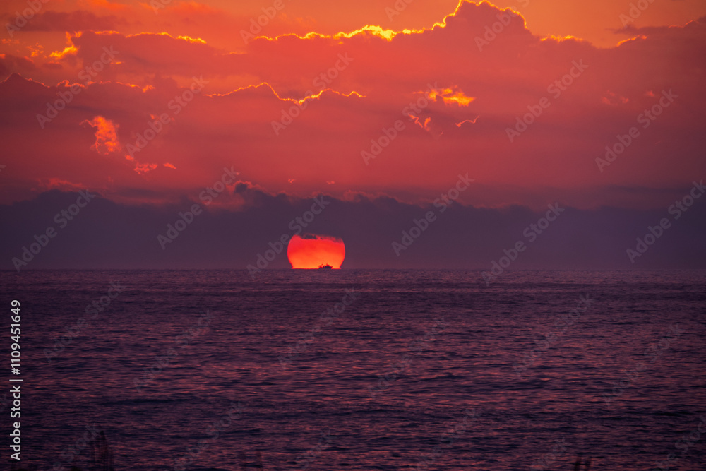 Sonnenaufgang am Mittelmeer im Naturpark Serra d'Irta bei Alcossebre, Provinz Castellón, Autonome Gemeinschaft Valencia, Spanien Sonnenaufgang am Mittelmeer im Naturpark Serra d'Irta bei Alcossebre, Provinz Castellón, Autonome Gemeinschaft Valencia, Spanien