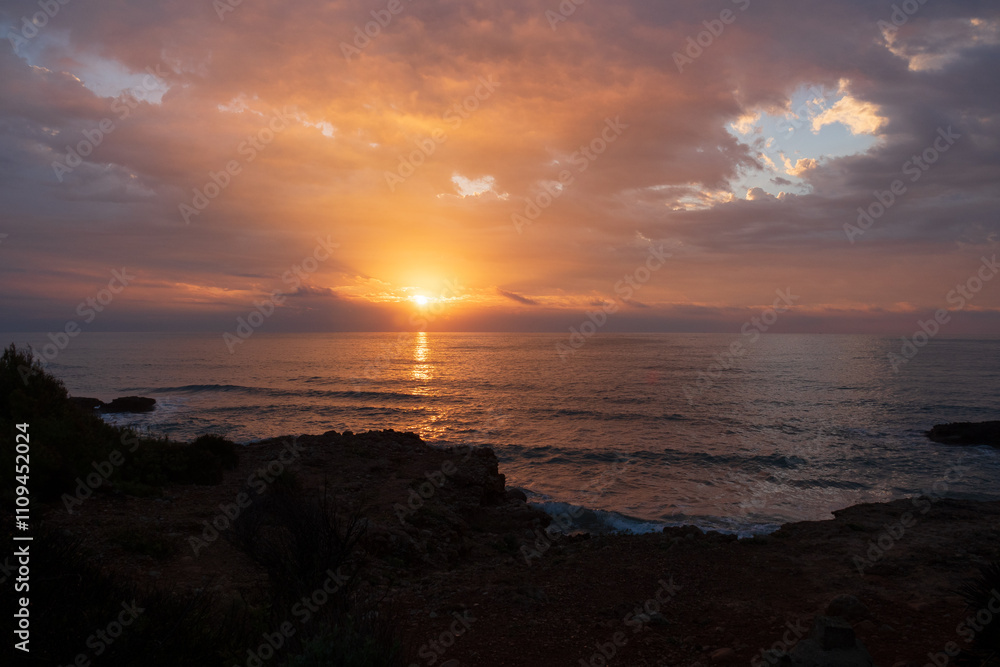 Sonnenaufgang am Mittelmeer im Naturpark Serra d'Irta bei Alcossebre, Provinz Castellón, Autonome Gemeinschaft Valencia, Spanien Sonnenaufgang am Mittelmeer im Naturpark Serra d'Irta bei Alcossebre, Provinz Castellón, Autonome Gemeinschaft Valencia, Spanien