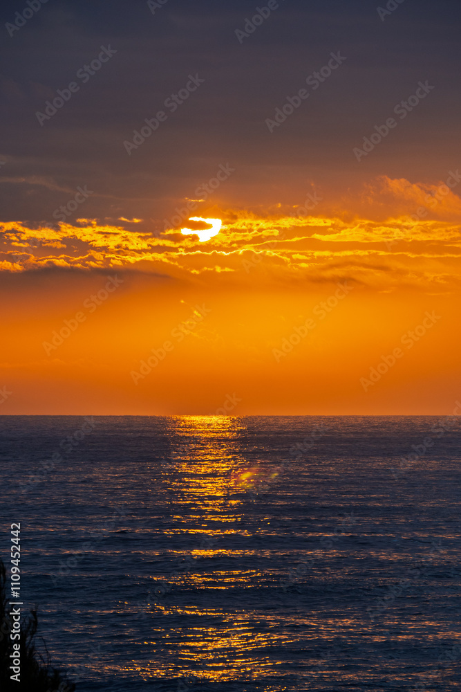 Obraz premium Sonnenaufgang am Mittelmeer im Naturpark Serra d'Irta bei Alcossebre, Provinz Castellón, Autonome Gemeinschaft Valencia, Spanien