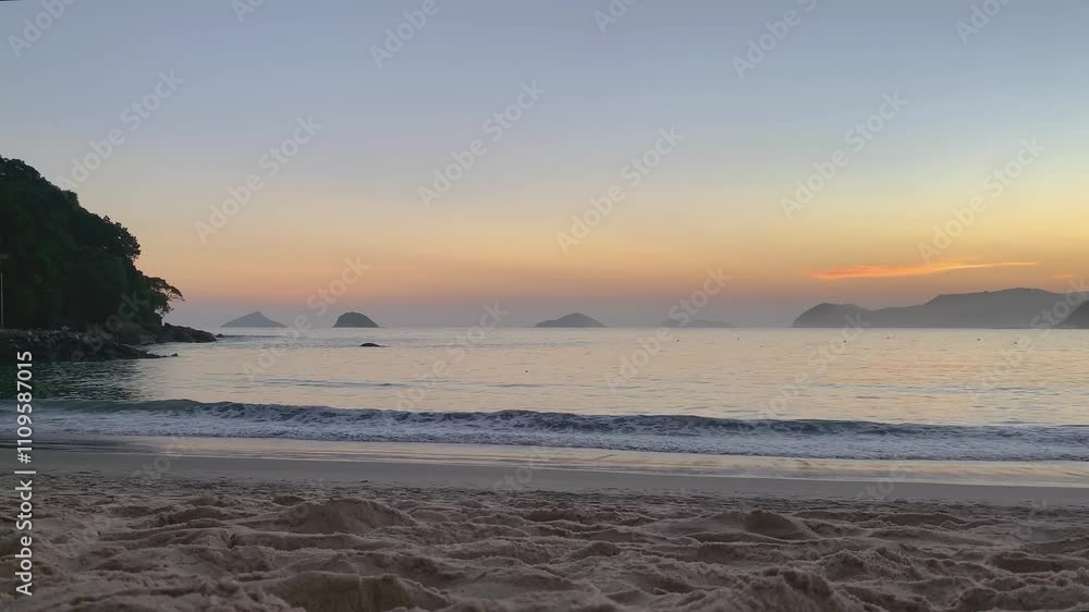 Fim de tarde no crepúsculo, mar bemtranquilo e o céu com um colorido degradê. No fundo, quatro ilhas conhecidas do litoral norte: Ilha Montão de Trigo, Ilha dos Gatos, Ilha das Couves e Ilha As Ilhas. Fim de tarde no crepúsculo, mar bemtranquilo e o céu com um colorido degradê. No fundo, quatro ilhas conhecidas do litoral norte: Ilha Montão de Trigo, Ilha dos Gatos, Ilha das Couves e Ilha As Ilhas.