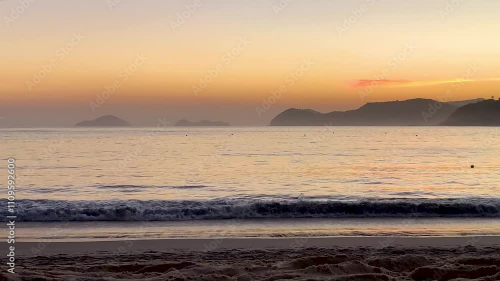 Entardecer com o mar bem tranquilo. No fundo, ,quatro ilhas conhecidas do litoral norte: Ilha Montão de Trigo, Ilha dos Gatos, Ilha das Couves e Ilha As Ilhas. Entardecer com o mar bem tranquilo. No fundo, ,quatro ilhas conhecidas do litoral norte: Ilha Montão de Trigo, Ilha dos Gatos, Ilha das Couves e Ilha As Ilhas.