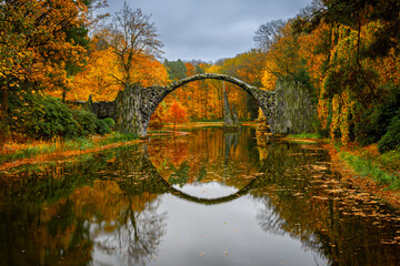 Papier peint photo Le Rakotzbrücke Pont Rakotz parmi les rhododendrons  © Maria