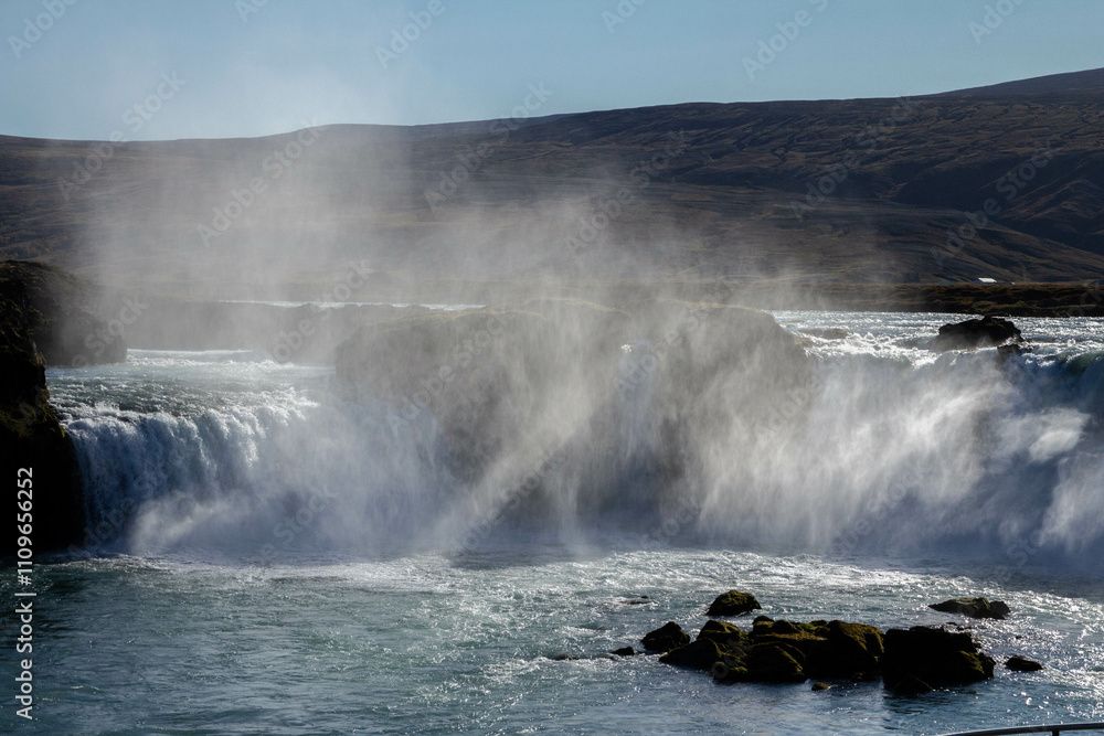 Obraz premium A stunning Icelandic waterfall cascading down rugged cliffs into a serene pool.