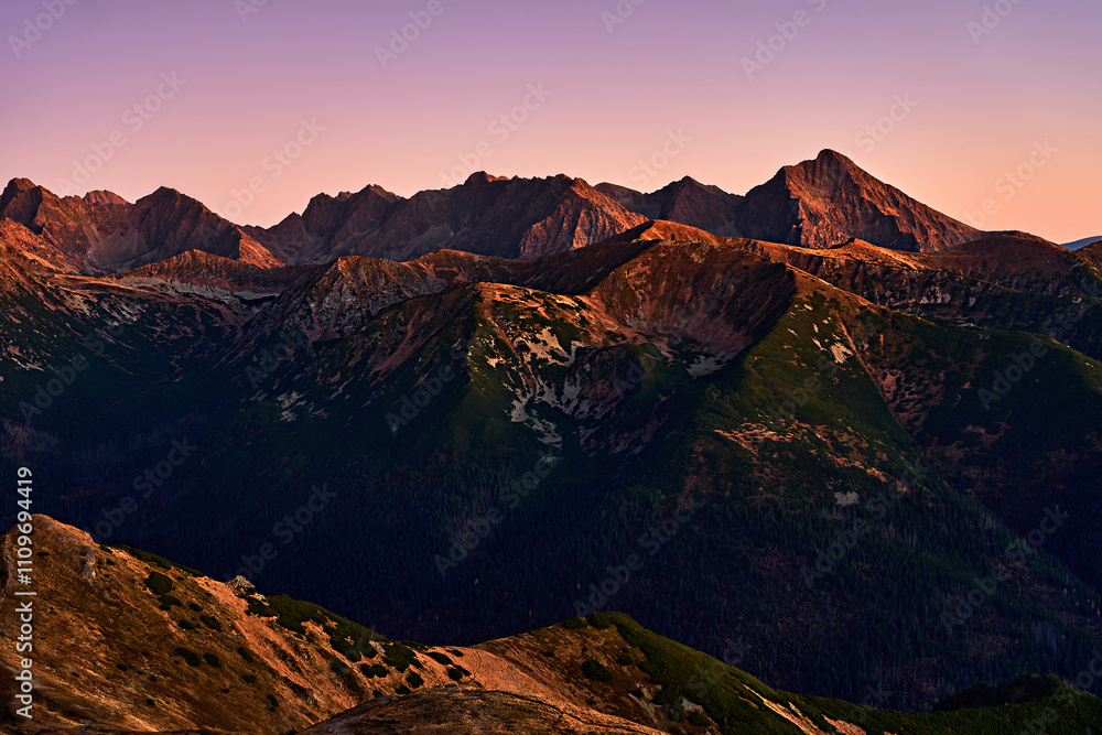 Obraz premium Mountain majesty landscape at dusk, amazing gradient colors in nature. Perfect traveling activity