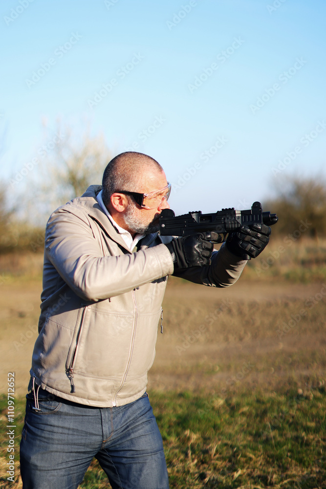 Fototapeta premium shooting instructor shows how to reload a gun