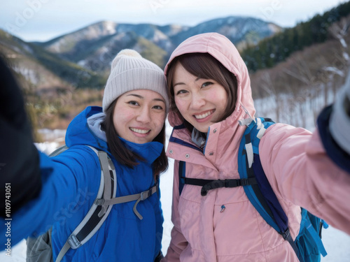 Dos amigas japonesas haciendo senderismo juntas vistiendo ropa de invierno
 photo