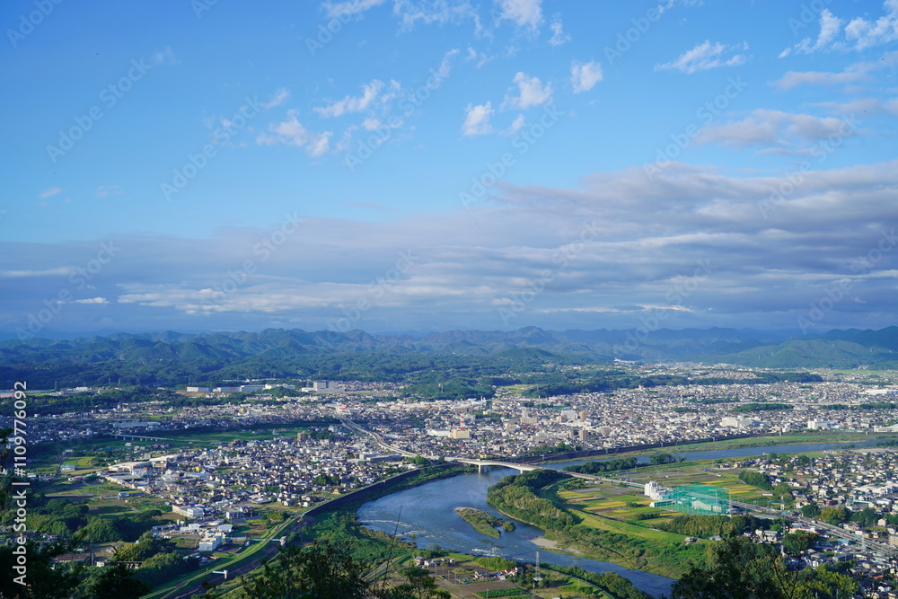 Fototapeta premium 鳩吹山から望む美濃加茂市と木曽川