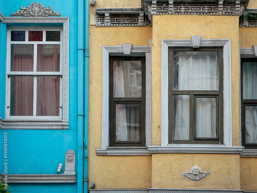 Obraz premium Detalle de ventanas de casas y viviendas de colores